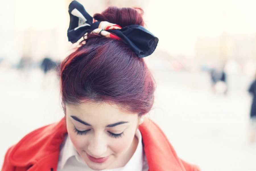 Manteau Orange & Foulard Dans Les Cheveux - Blog Mode